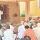 गांव हसनपुर में किसानों को संबोधित करते कृषि विकास अधिकारी।