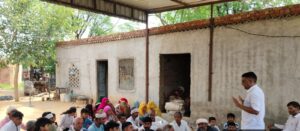 मोखुता व नारेड़ी में आयोजित कार्यक्रम में संबोधित करते बागवानी अधिकारी।
