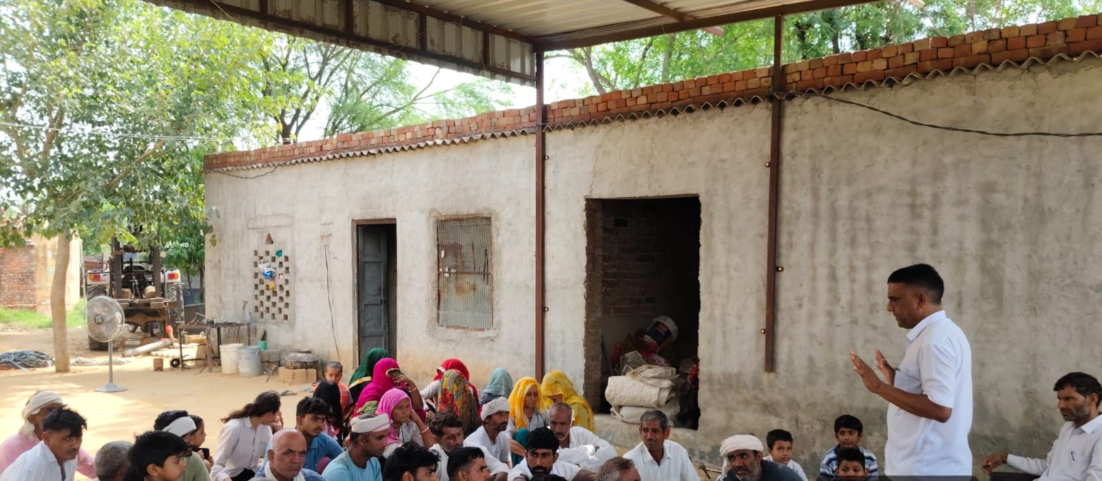 मोखुता व नारेड़ी में आयोजित कार्यक्रम में संबोधित करते बागवानी अधिकारी।
