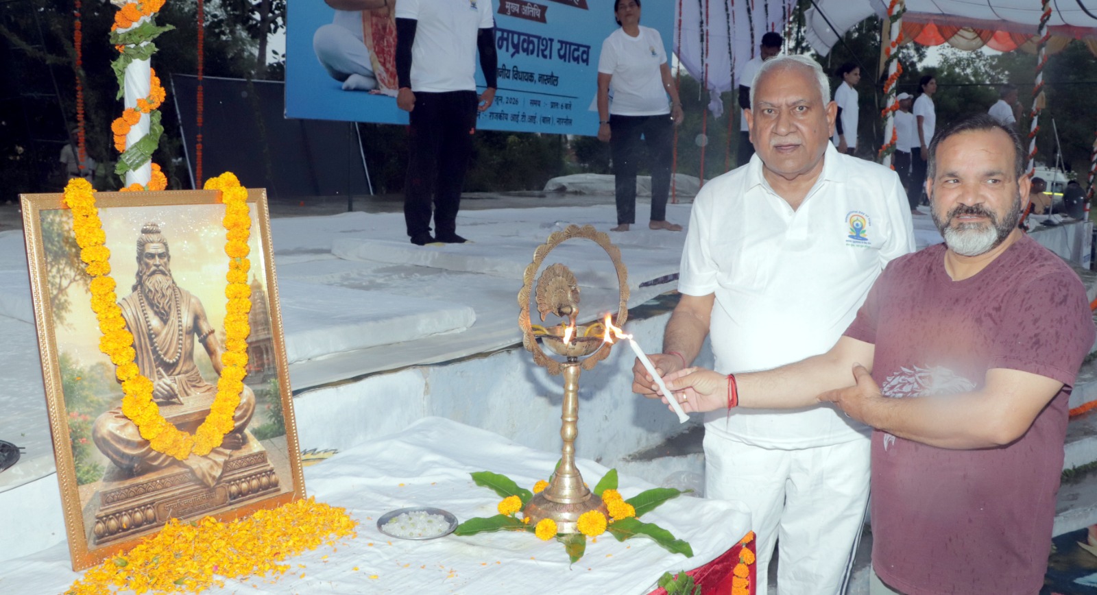 अंतर्राष्ट्रीय योग दिवस 2026 के अवसर पर आईटीआई प्रांगण में दीप प्रज्वलित कर कार्यक्रम का शुभारंभ करते विधायक ओम प्रकाश यादव।