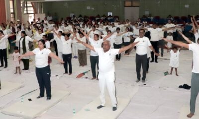 अंतर्राष्ट्रीय योग दिवस 2026 के अवसर पर योग क्रियाएं करते विधायक ओम प्रकाश यादव।