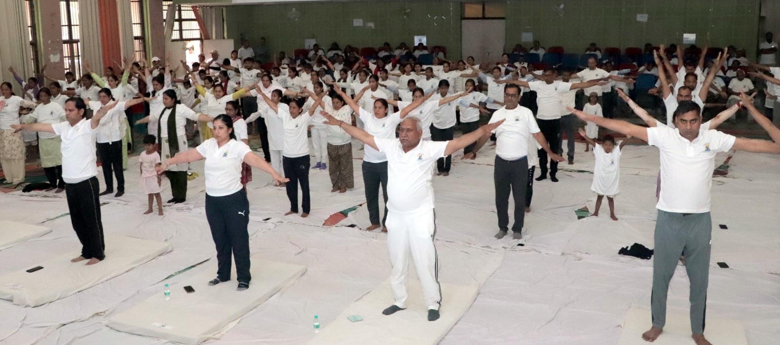 अंतर्राष्ट्रीय योग दिवस 2026 के अवसर पर योग क्रियाएं करते विधायक ओम प्रकाश यादव।