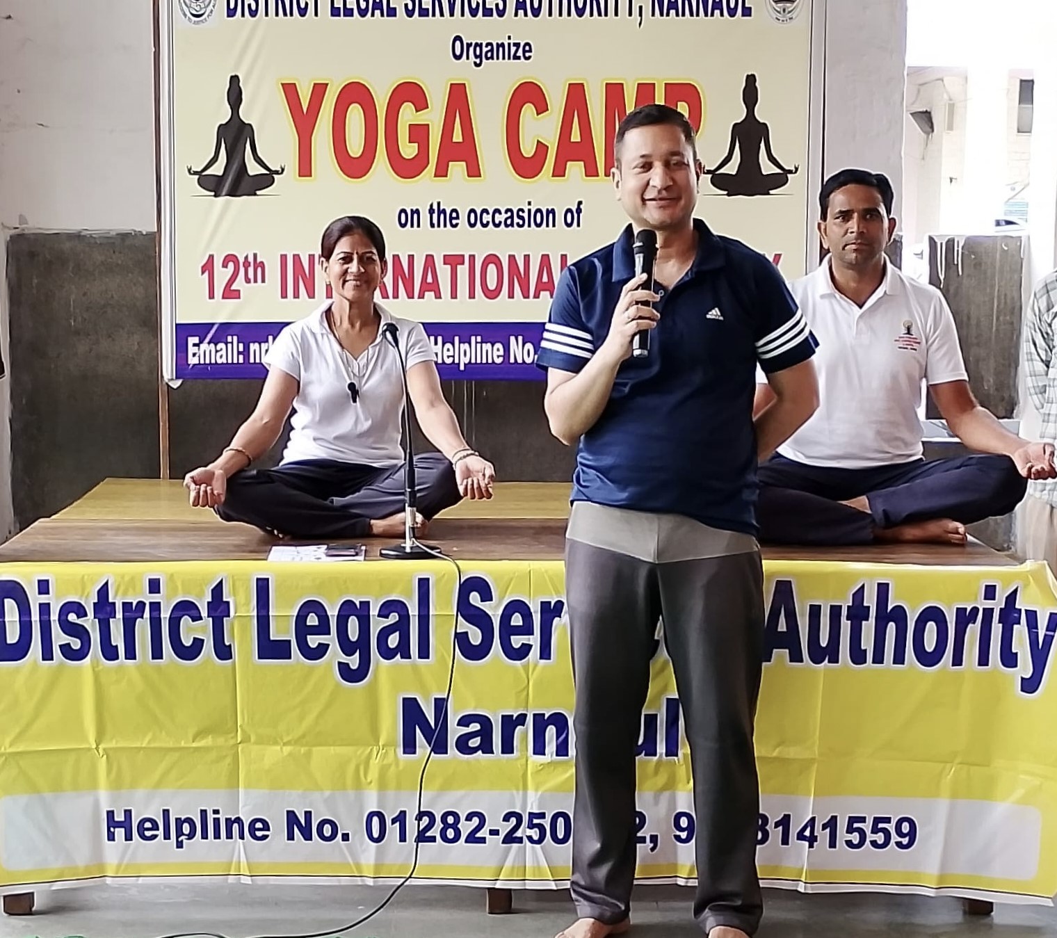 नारनौल न्यायिक परिसर में अंतरराष्ट्रीय योग दिवस पर योगाभ्यास करते न्यायिक अधिकारी और अधिवक्ता