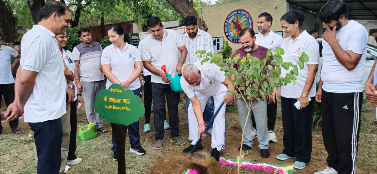 अंतरराष्ट्रीय योग दिवस 2026 के अवसर पर आईटीआई प्रांगण में पौधारोपण करते विधायक ओम प्रकाश यादव।