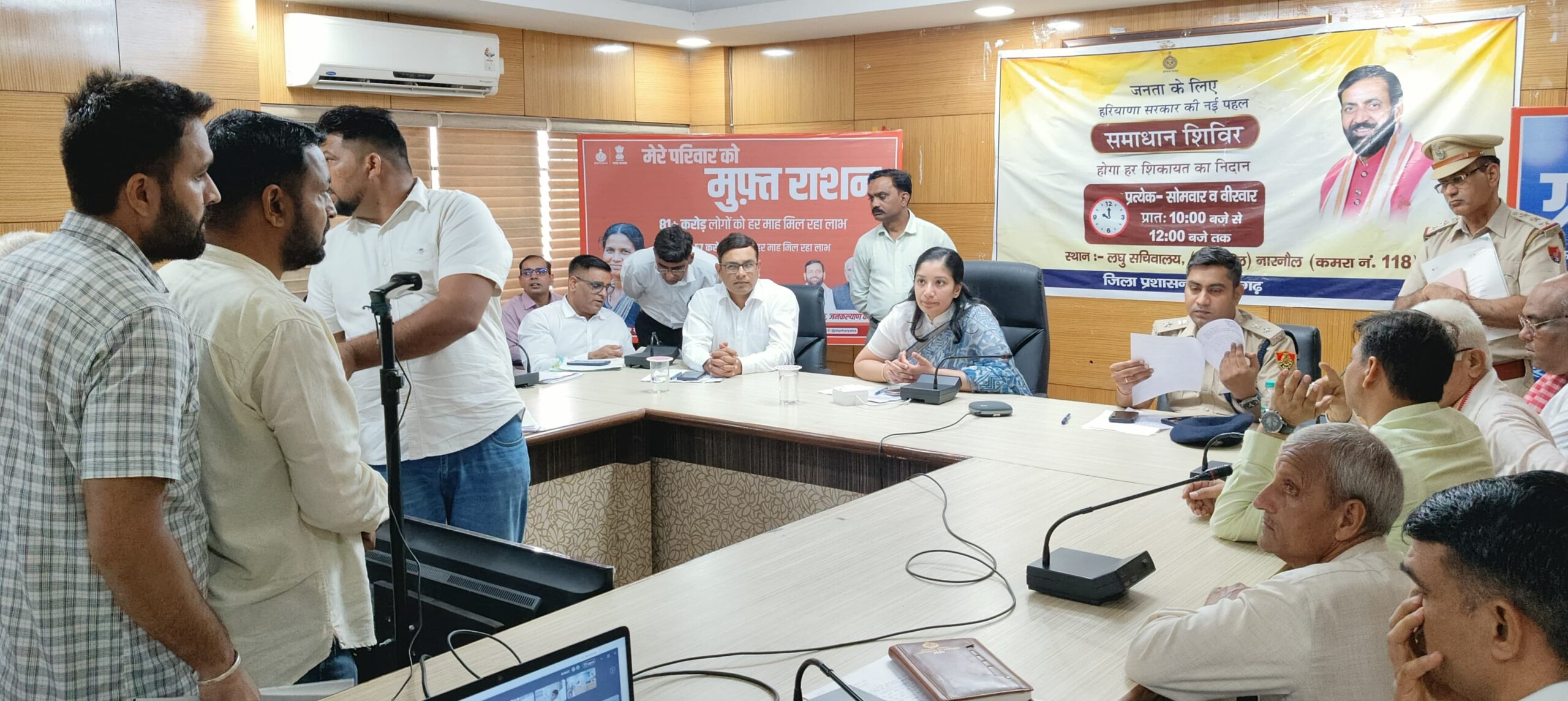 समाधान शिविर में आमजन की शिकायतें सुनती डीसी अनुपमा अंजली।