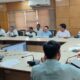 अधिकारियों की बैठक लेती डीसी अनुपमा अंजली।