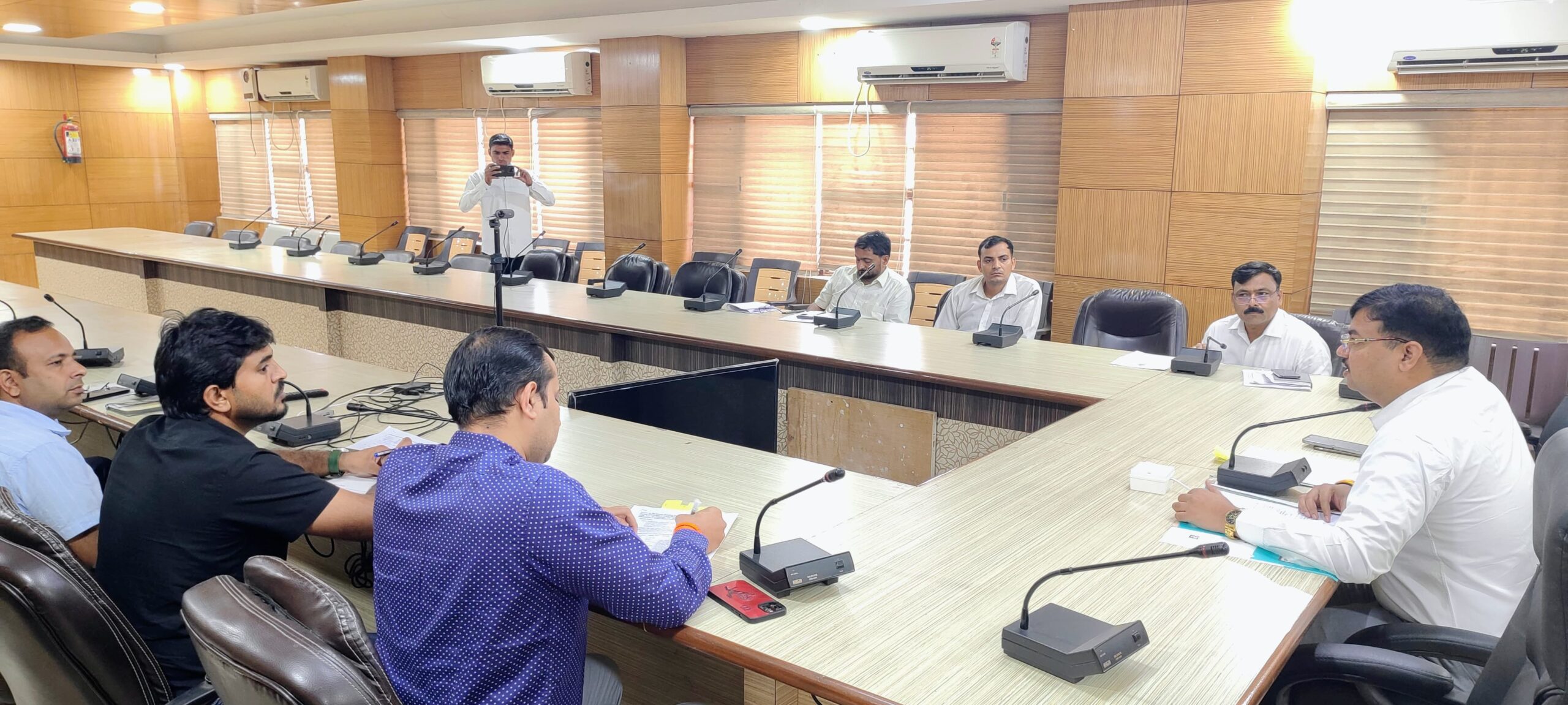 अधिकारियों की बैठक लेते सीईओ जिला परिषद निर्मल नागर।