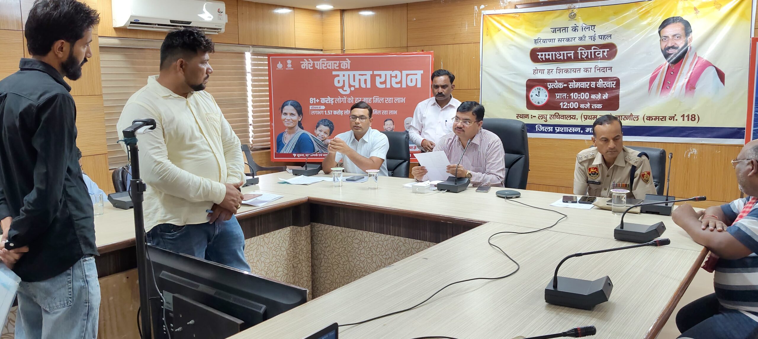 समाधान शिविर में जन समस्याएं सुनते सीईओ जिला परिषद निर्मल नागर।