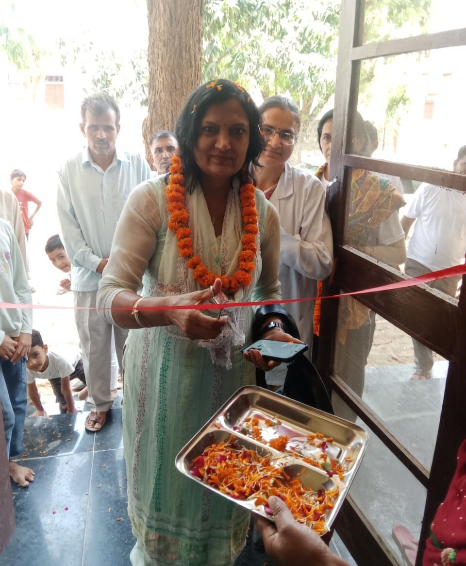 बापडोली में नवनिर्मित आयुष्मान आरोग्य मंदिर भवन का उद्घाटन करती डॉ शशि बाला।