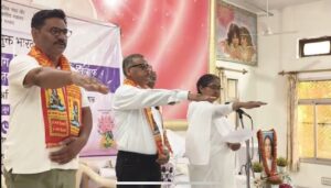 नशा न करने की शपथ दिलाते आयोजक।
