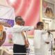 नशा न करने की शपथ दिलाते आयोजक।
