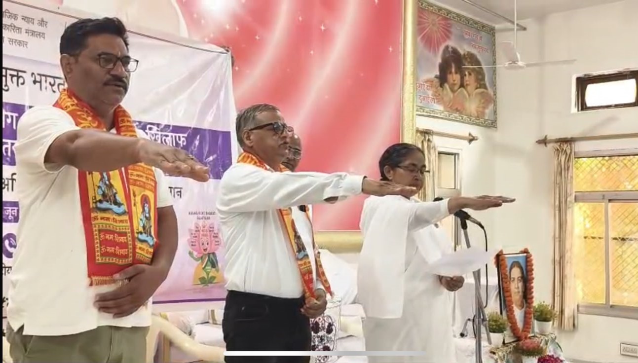 नशा न करने की शपथ दिलाते आयोजक।