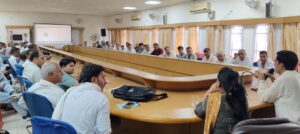 प्रशिक्षण कार्यक्रम में संबोधित करते एसडीएम डॉ जितेंद्र सिंह।