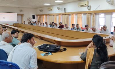 प्रशिक्षण कार्यक्रम में संबोधित करते एसडीएम डॉ जितेंद्र सिंह।