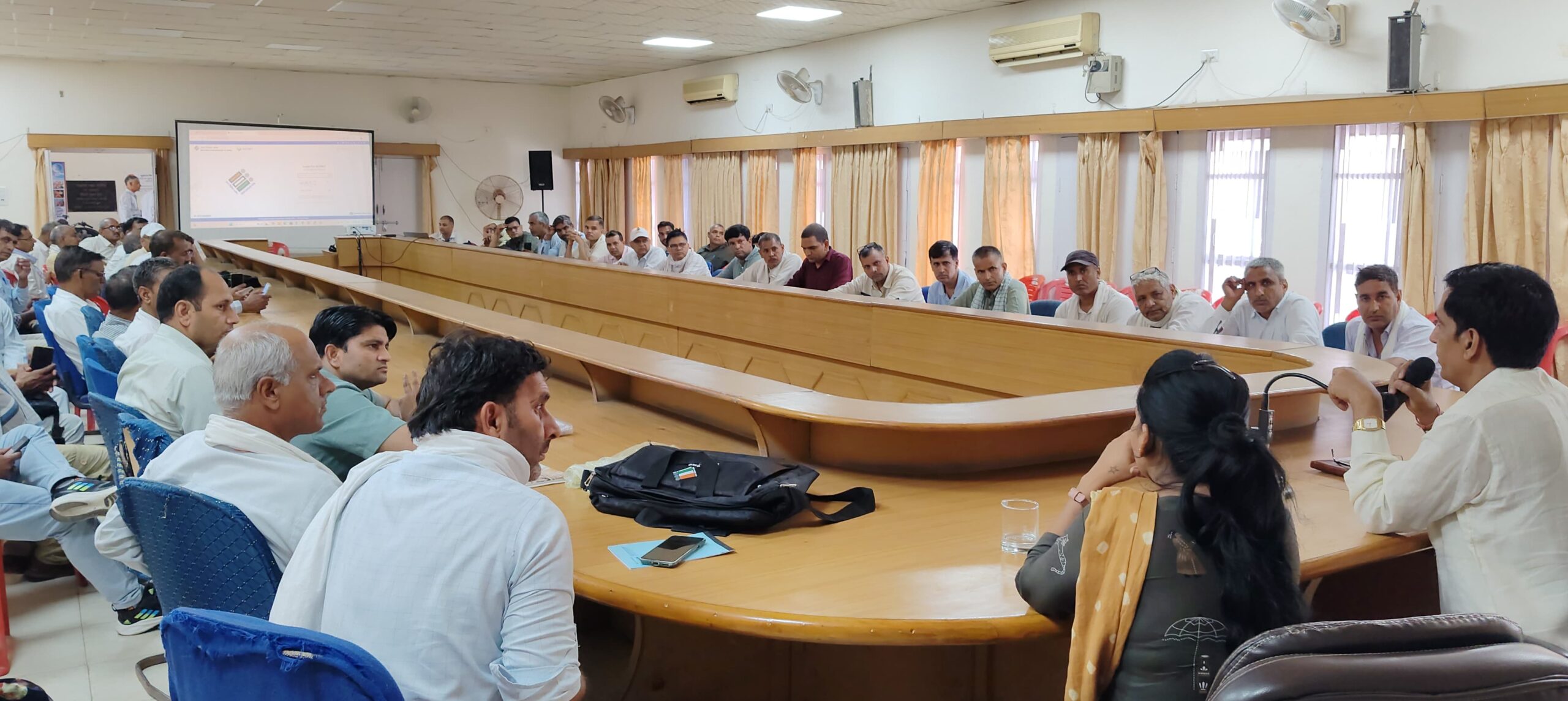 प्रशिक्षण कार्यक्रम में संबोधित करते एसडीएम डॉ जितेंद्र सिंह।