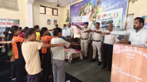 नशा मुक्ति की शपथ दिलाते समाज कल्याण विभाग से अरुण कुमार व अन्य।