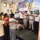 नशा मुक्ति की शपथ दिलाते समाज कल्याण विभाग से अरुण कुमार व अन्य।