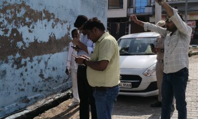 नालियों की सफाई का निरीक्षण करते एसडीएम अनिरुद्ध यादव।
