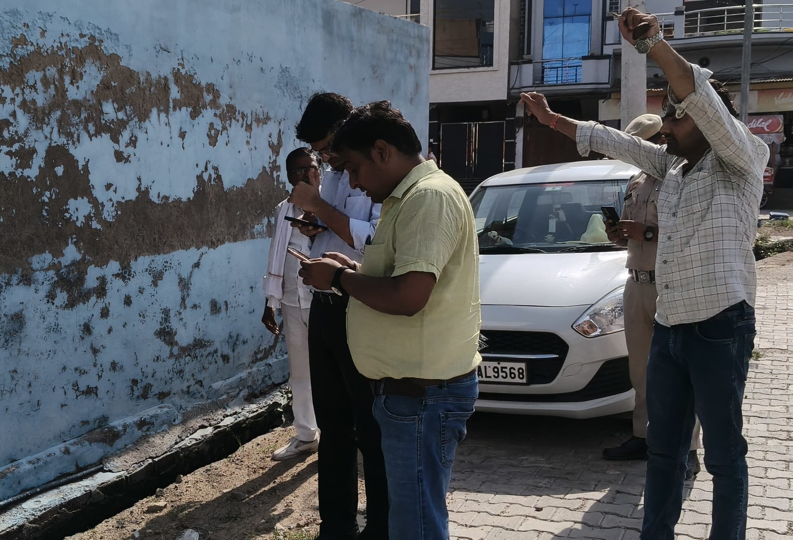 नालियों की सफाई का निरीक्षण करते एसडीएम अनिरुद्ध यादव।