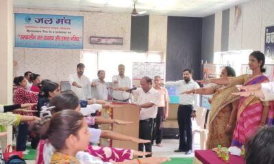 नशा मुक्ति की शपथ दिलाते जिला समाज कल्याण अधिकारी अमित शर्मा।
