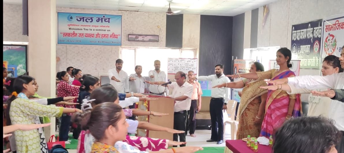 नशा मुक्ति की शपथ दिलाते जिला समाज कल्याण अधिकारी अमित शर्मा।