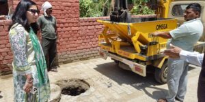 शहर में सीवरेज व नालों की सफाई का निरीक्षण करतीं डीसी अनुपमा अंजली।