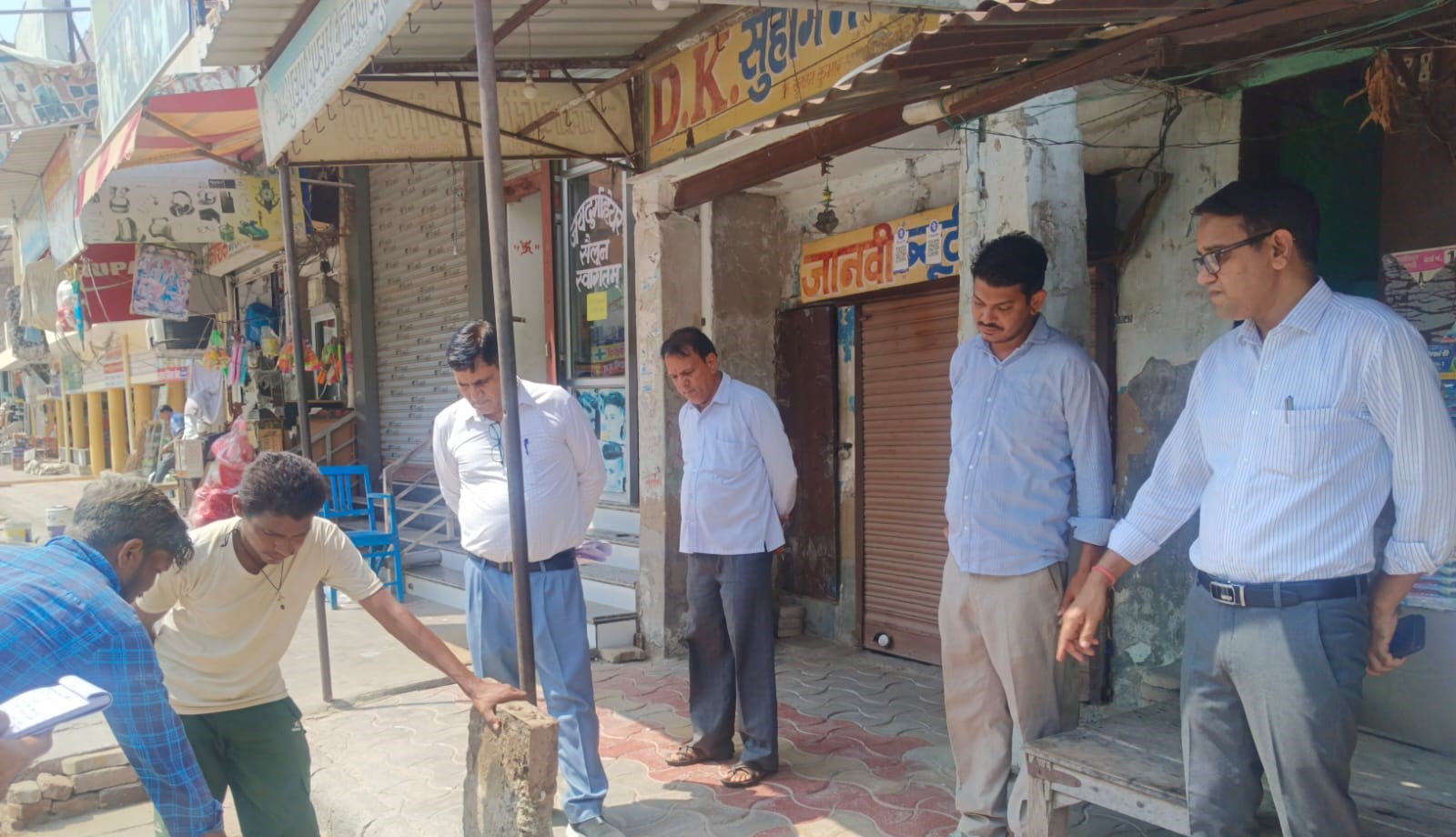जल निकासी का निरीक्षण करते आरटीए सचिव मनोज कुमार।
