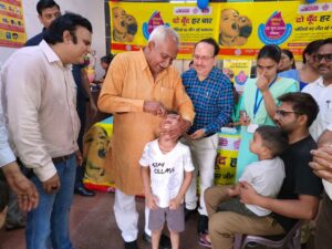 सामान्य अस्पताल में बच्चे को 'दो बूंद जिंदगी की' पिलाकर सघन पल्स पोलियो अभियान का शुभारंभ करते विधायक ओमप्रकाश यादव।