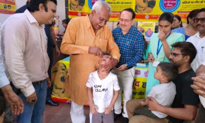 सामान्य अस्पताल में बच्चे को 'दो बूंद जिंदगी की' पिलाकर सघन पल्स पोलियो अभियान का शुभारंभ करते विधायक ओमप्रकाश यादव।