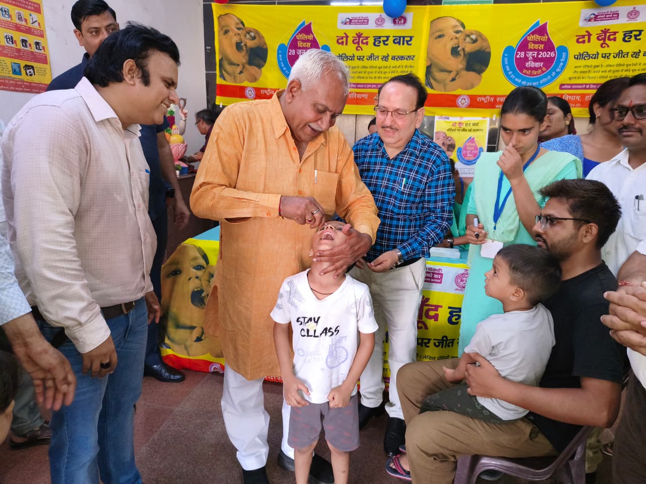 सामान्य अस्पताल में बच्चे को 'दो बूंद जिंदगी की' पिलाकर सघन पल्स पोलियो अभियान का शुभारंभ करते विधायक ओमप्रकाश यादव।