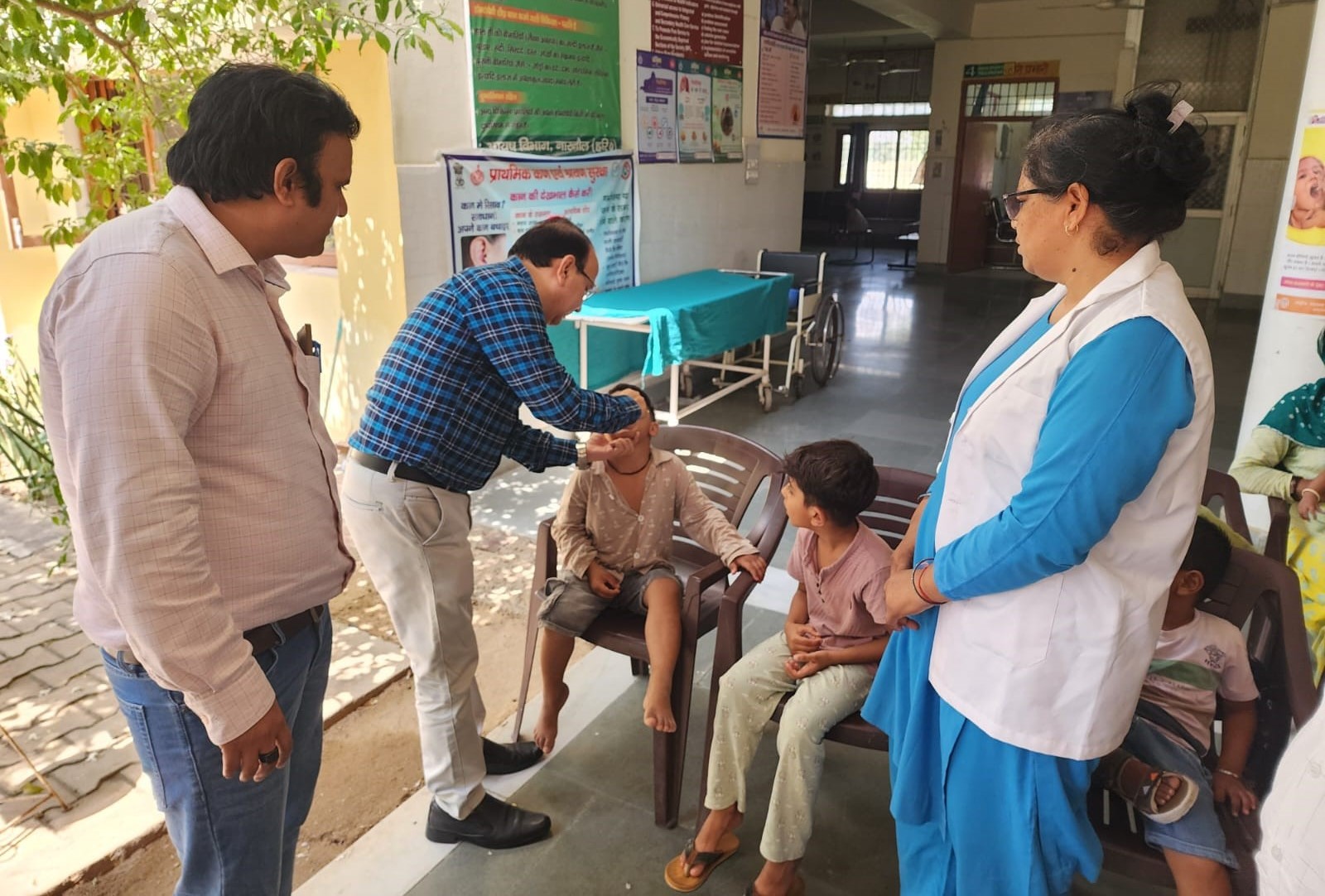 प्राथमिक स्वास्थ्य केंद्र रामपुरा में बच्चे को पोलियो की दवा पिलाते डा. अशोक कुमार।