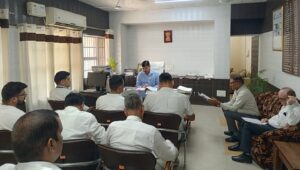 किसान उत्पादक संगठनों की बैठक लेते सीईओ जिला परिषद निर्मल नागर।
