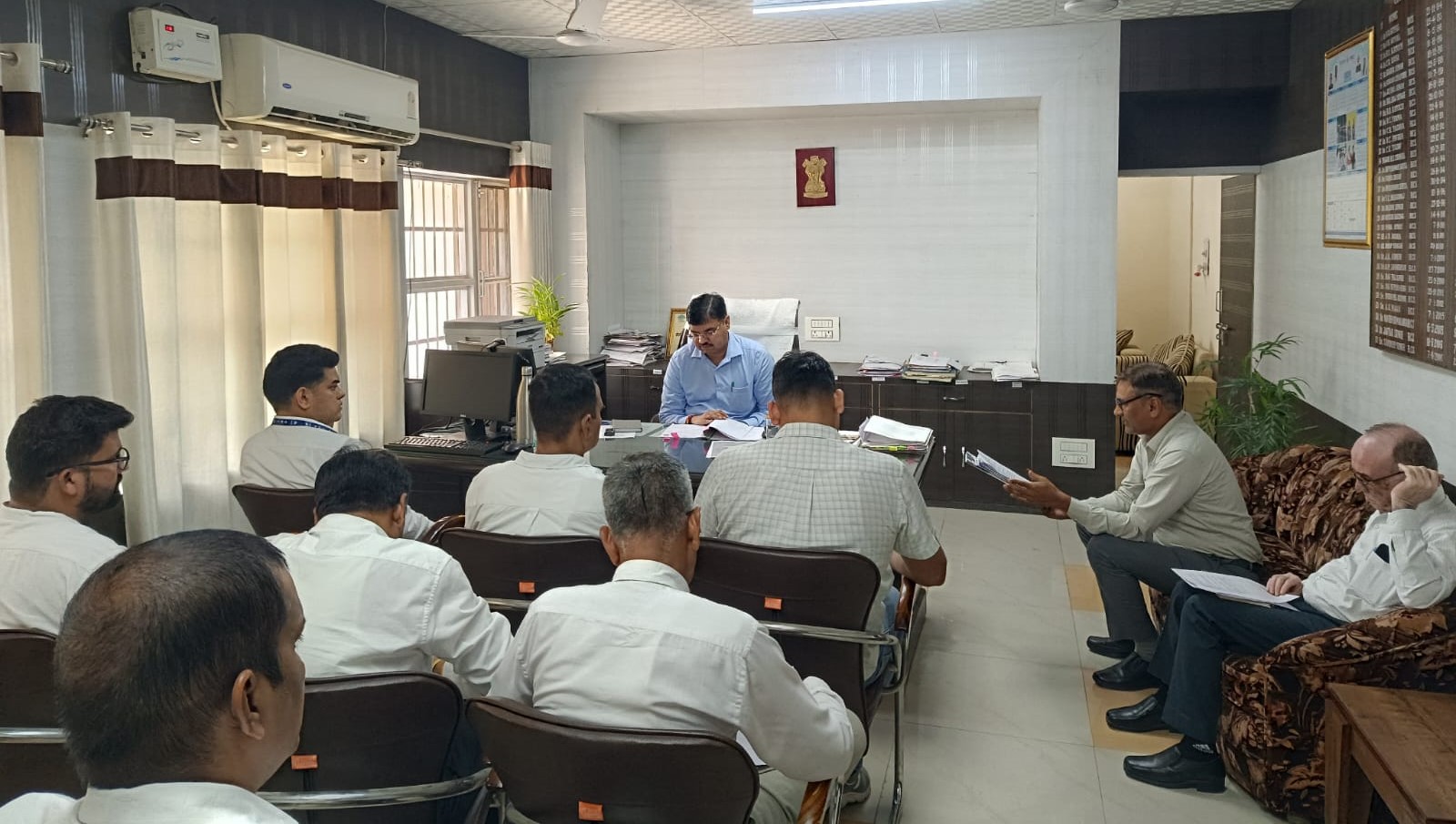 किसान उत्पादक संगठनों की बैठक लेते सीईओ जिला परिषद निर्मल नागर।