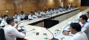 बैंकर्स की बैठक लेते एसडीएम अनिरुद्ध यादव।
