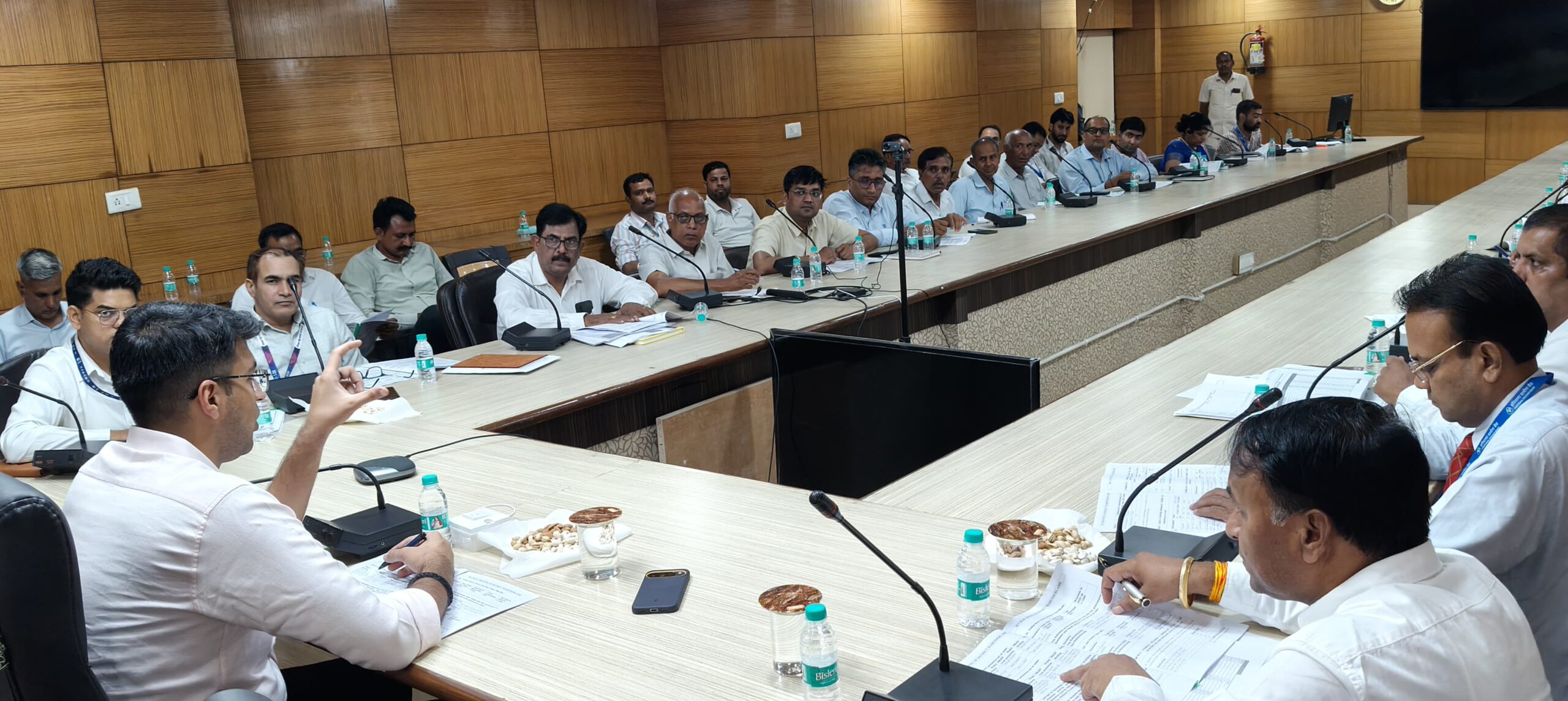 बैंकर्स की बैठक लेते एसडीएम अनिरुद्ध यादव।