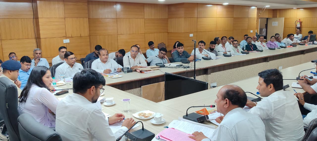 एचटेट को लेकर अधिकारियों की बैठक लेती डीसी अनुपमा अंजली।