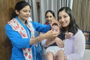 अपने बच्चों को पोलियो रोधी दवा पिलवाती डीसी अनुपमा अंजली।