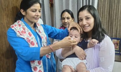 अपने बच्चों को पोलियो रोधी दवा पिलवाती डीसी अनुपमा अंजली।