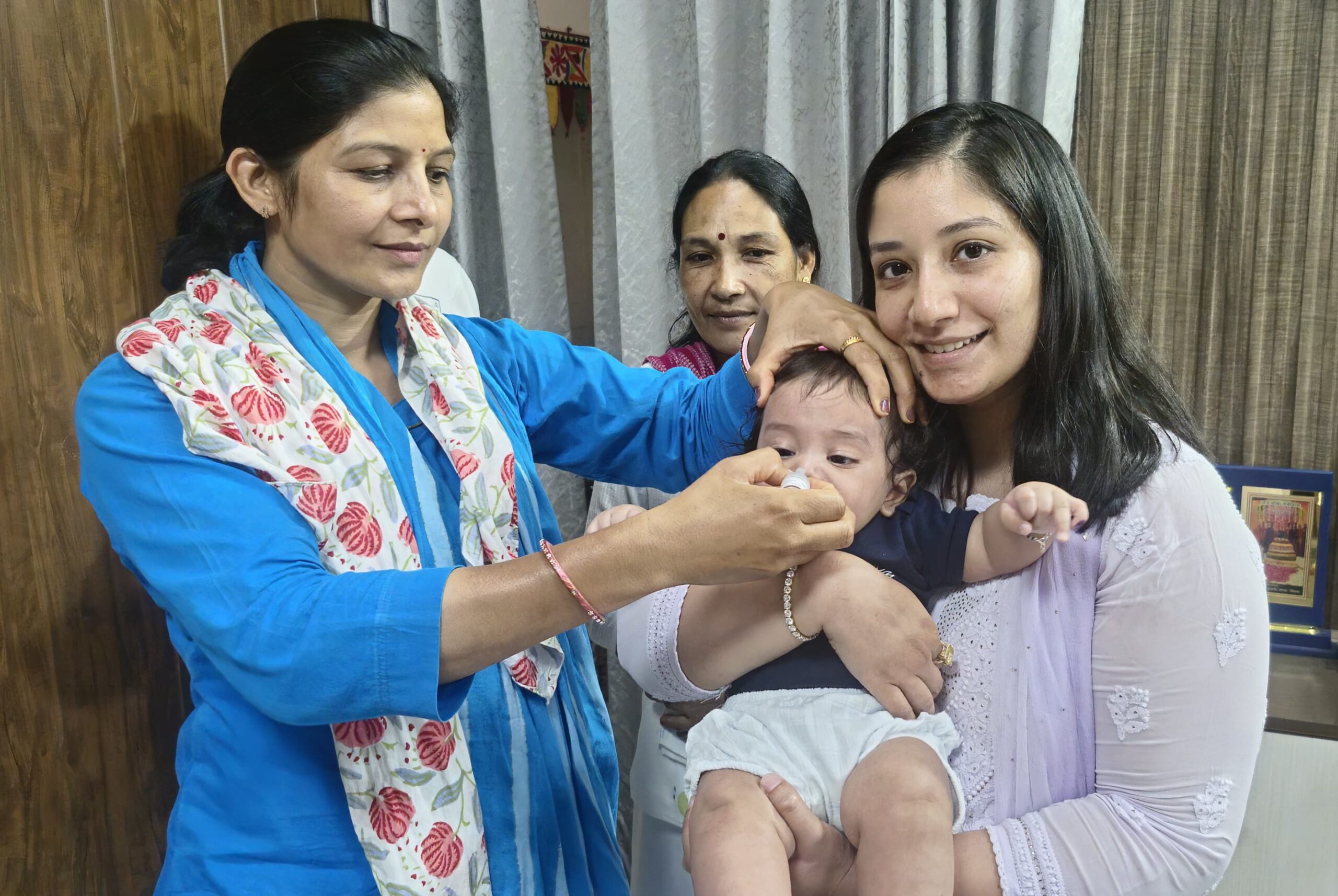 अपने बच्चों को पोलियो रोधी दवा पिलवाती डीसी अनुपमा अंजली।