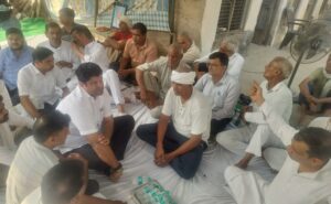 नांगल चौधरी क्षेत्र में शोक संतप्त परिवारों से मिलते दुष्यंत चौटाला।
