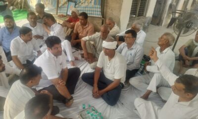 नांगल चौधरी क्षेत्र में शोक संतप्त परिवारों से मिलते दुष्यंत चौटाला।