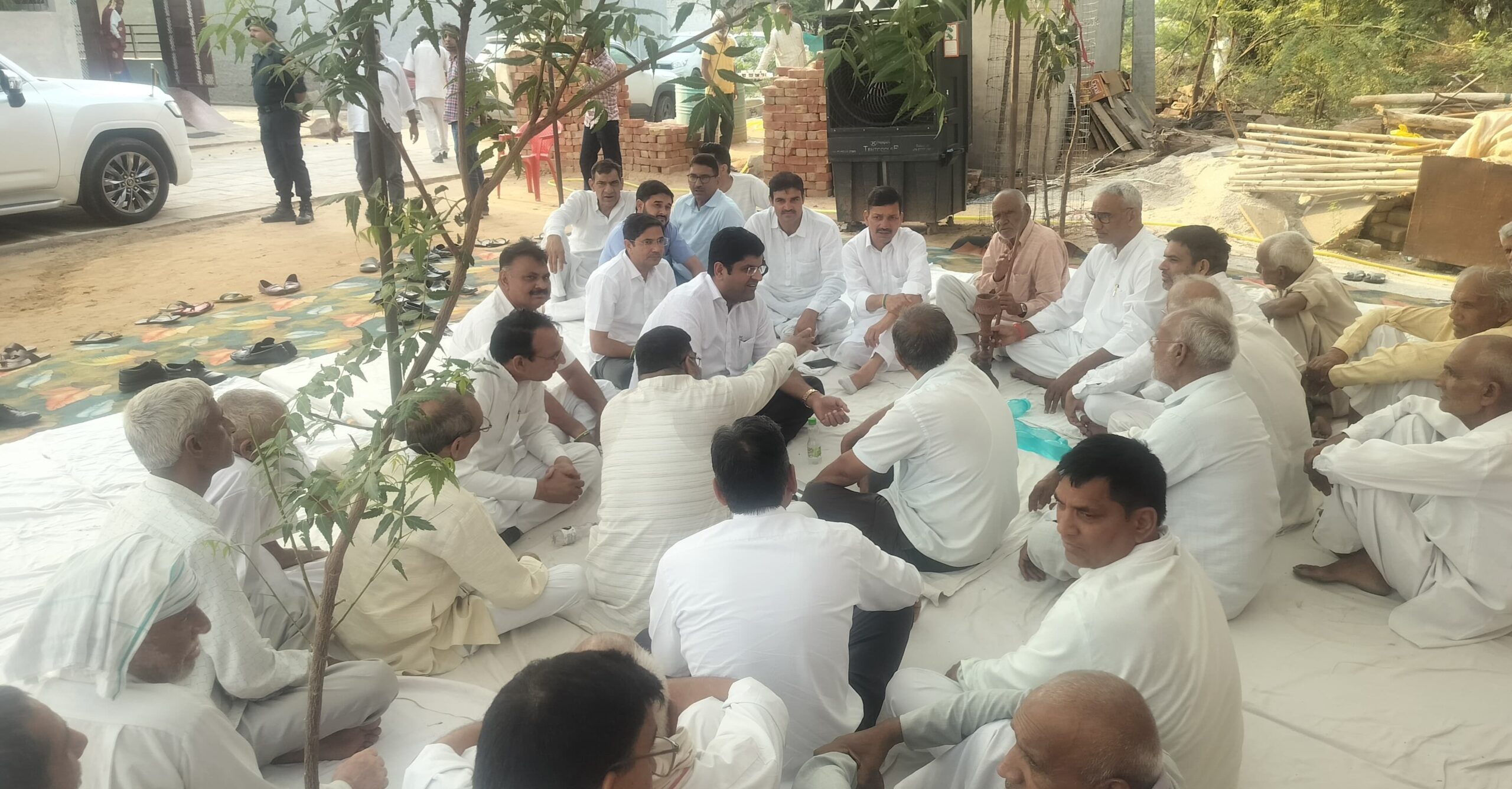 शोक संतप्त परिवारों से मुलाकात कर संवेदनाएं व्यक्त करते पूर्व उपमुख्यमंत्री दुष्यंत चौटाला