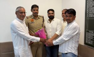निजामपुर नवनियुक्त थाना प्रभारी भगत सिंह का फूलों का गुलदस्ता भेंट कर स्वागत करते सरपंच संगठन के पदाधिकारी एवं जनप्रतिनिधि।
