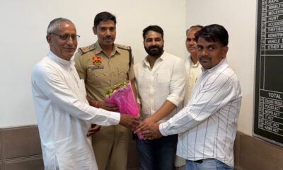 निजामपुर नवनियुक्त थाना प्रभारी भगत सिंह का फूलों का गुलदस्ता भेंट कर स्वागत करते सरपंच संगठन के पदाधिकारी एवं जनप्रतिनिधि।