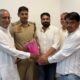 निजामपुर नवनियुक्त थाना प्रभारी भगत सिंह का फूलों का गुलदस्ता भेंट कर स्वागत करते सरपंच संगठन के पदाधिकारी एवं जनप्रतिनिधि।