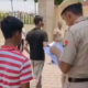 नारनौल में गर्ल स्कूल के सेंटर के बाहर खड़ी छात्रा के रोल नंबर देखते पुलिसकर्मी