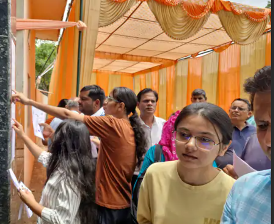 नारनौल के एक सेंटर पर अपने रोल नंबर देखती परीक्षार्थी