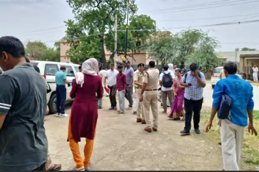 परीक्षा केंद्र के बाहर तैनात पुलिस कर्मी