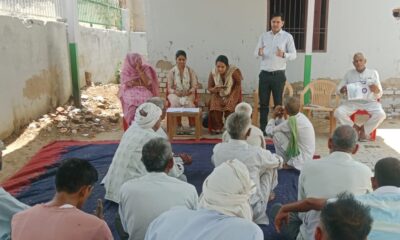 ग्राम सभा में संबोंधित करते हुए जिला सलाहकार।