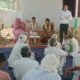 ग्राम सभा में संबोंधित करते हुए जिला सलाहकार।